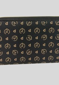Accessorio in pelle nera texture con un motivo ripetuto di lettere "p" beige e corone floreali, mostrato con una zip visibile nella parte superiore.