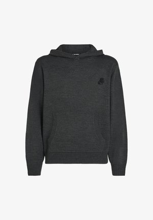 Ciemnoszara bluza z kapturem wykonana z dzianiny. Posiada przednią kieszeń typu kangur, ściągacze na rękawach i na dole oraz małe czarne logo na klatce piersiowej.