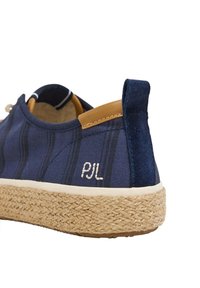 Scarpa di tela blu con motivo, suola in corda, accentuata da una striscia in pelle color rossiccio sul tallone e dettaglio ricamato "PJL" bianco sul lato.