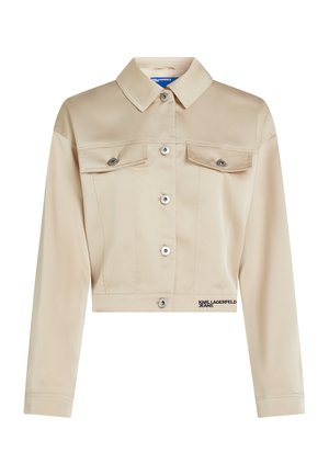 Veste beige raccourcie en tissu lisse, dotée d'un col pointu, de boutons sur le devant, de deux poches poitrine et d'un détail logo sur l'ourlet.