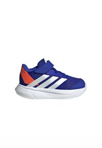 Zapatilla deportiva infantil azul y naranja con suela blanca, rayas laterales blancas, parte superior de malla y cierre de velcro.
