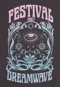 Musthave musta T-särk, millel on keskel pastelsetes roosa ja sinises tooni graafikat, millel on päikese ja silma motiivid ning tekst "FESTIVAL 1967" ja "DREAMWAVE."