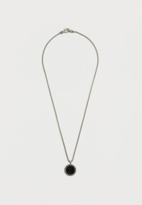 Collier en ton argent avec un pendentif rond noir, bordé de perles. La chaîne est fine, texturée et se ferme par un fermoir.