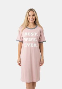 Vaaleanpunainen kangasyöpuku harmailla kontrastihihoilla, jossa on valkoiset tekstit "PARAS. VAIMO. IKINÄ." lihavoiduin lohkokirjaimin.