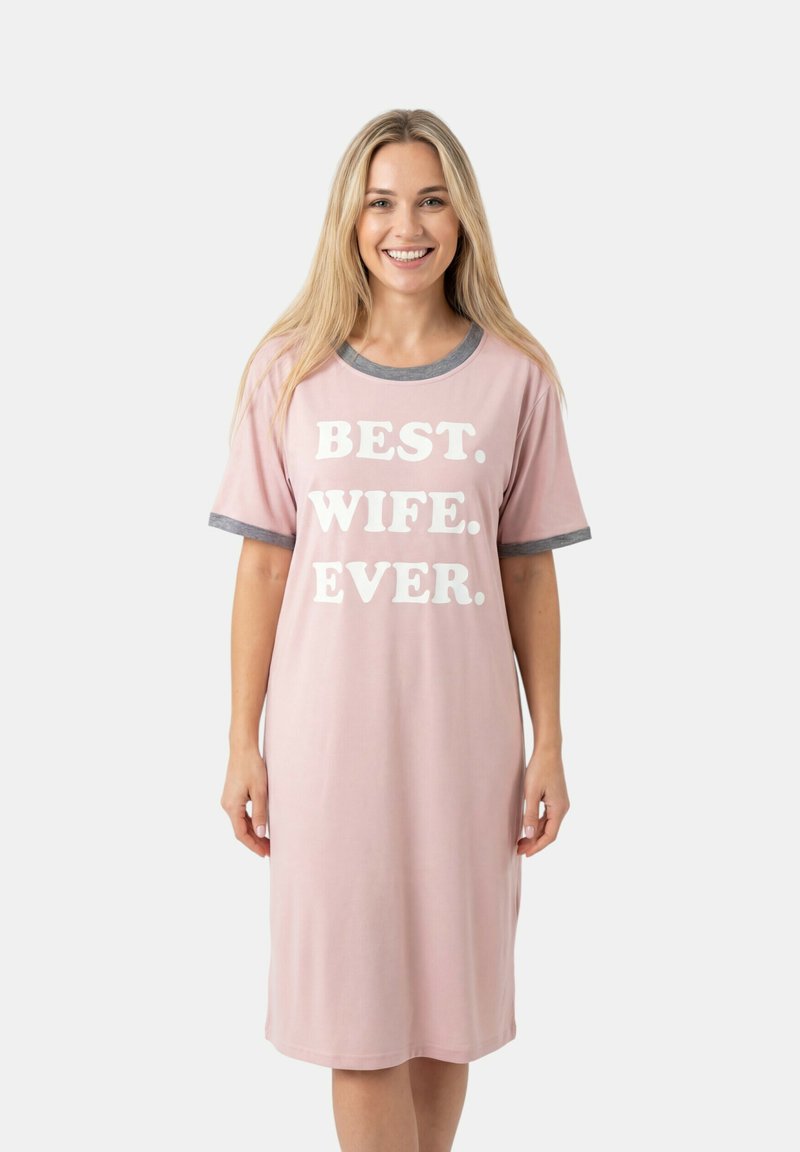 Vaaleanpunainen kangasyöpuku harmailla kontrastihihoilla, jossa on valkoiset tekstit "PARAS. VAIMO. IKINÄ." lihavoiduin lohkokirjaimin.