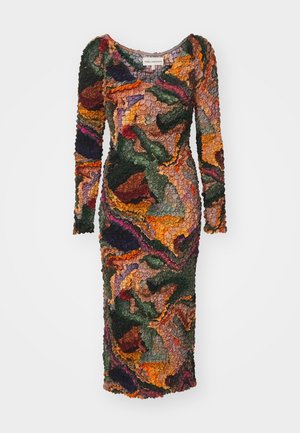 Χρωματιστό, μακρυμάνικο φόρεμα με υφασμάτινο ανθισμένο μοτίβο, που διαθέτει αποχρώσεις του πράσινου, του πορτοκαλί, του μπορντό και του καφέ. Στενό σχήμα.