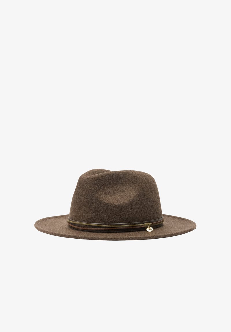 Brązowy filcowy kapelusz z szerokim rondem, delikatnym połyskiem oraz ozdobną brązowo-zieloną opaską z złotym detalem.
