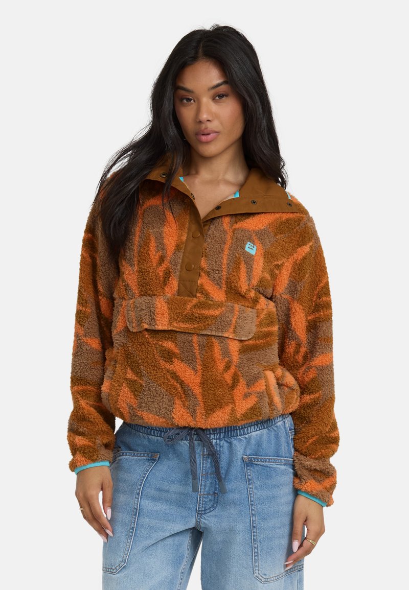 Polarowy sweter w kolorze brązowym z pomarańczowymi wzorami liści, z brązowym kołnierzem i zatrzaskami, przednią kieszenią oraz kontrastowymi mankietami.
