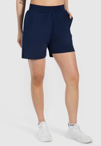 Pantalones cortos azul marino hechos de una tela suave y elástica, con una cinturilla elástica y bolsillos laterales, de corte relajado.