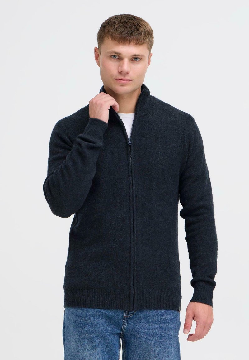 Dunkelgrauer Reißverschluss-Pullover mit langen Ärmeln, gerippten Bündchen und Saum, aus einem weichen Material gefertigt, mit einem Stehkragen.