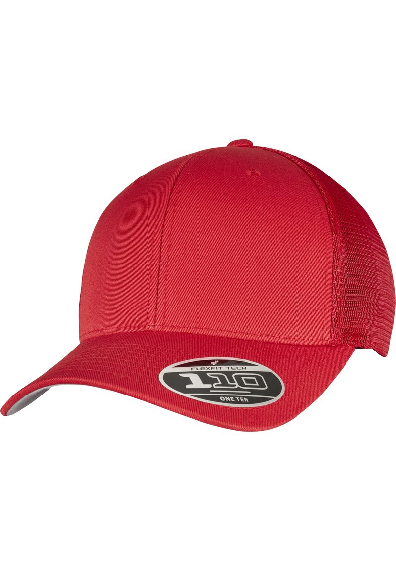 Rød fitted cap med et solidt stofdesign. Har en buet skygge, mesh-bag og et rundt mærke på forsiden, der viser "Flexfit Tech 110."