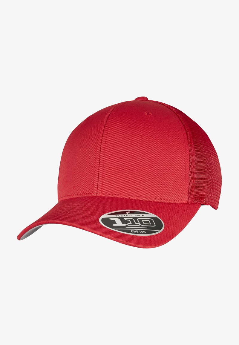 Rød fitted cap med et solidt stofdesign. Har en buet skygge, mesh-bag og et rundt mærke på forsiden, der viser "Flexfit Tech 110."