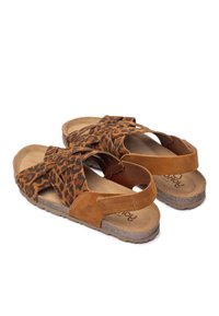 Bruine suede sandalen met een bovenwerk van luipaardprint, een kruislings bandjesontwerp en een achterste slingback. Getextureerde zool voor grip.