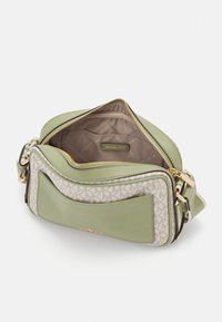 MICHAEL Michael Kors MAEVE XBODY - Torba čez telo - sage