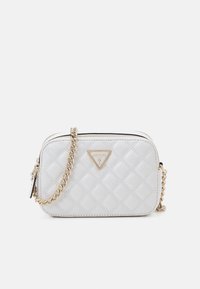 Borsa a tracolla bianca trapuntata con tracolla a catena dorata, piastra con logo triangolare e superficie liscia con dettagli di cuciture sottili.