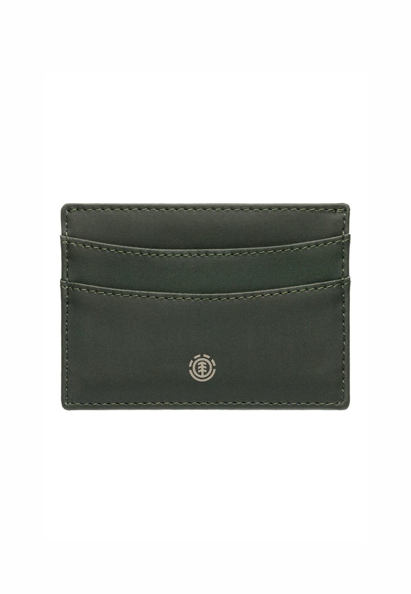 Zielony skórzany holder na karty z czterema kieszonkami, kontrastowym przeszyciem i wytłoczonym logo z przodu. Gładka faktura, smukły design.