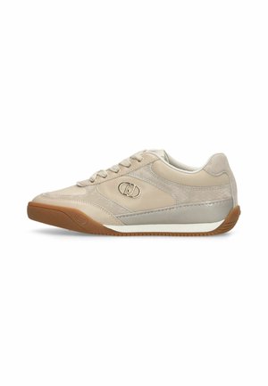 Baskets beige décontractées avec lacets, dessus synthétique et en daim, semelle en caoutchouc marron, et petit logo métallique sur le côté.