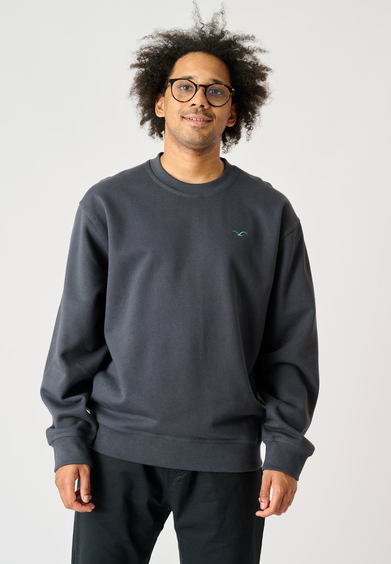 Dunkelgrauer Sweatshirt aus strukturiertem Stoff, mit Rundhalsausschnitt, langen Ärmeln und einem kleinen türkisfarbenen Logo auf der Brust.