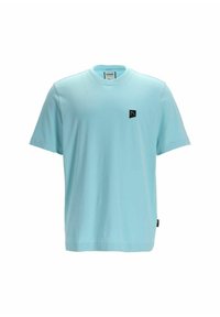 Błękitna, krótko-sleeve koszulka T-shirt wykonana z miękkiego materiału. Posiada małą czarną naszywkę z logo na piersi oraz okrągły dekolt.