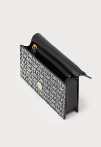 Portefeuille en cuir noir avec un extérieur à motif gris comportant des lettres entrelacées, des détails en or et un compartiment zippé en haut.