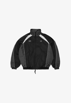 Czarna i ciemnoszara sportowa kurtka na zamek z białymi paskami na ramionach, elastycznymi ściągaczami na rękawach i dole oraz małymi logo na piersi.