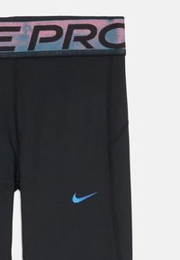 Leggings neri con logo Nike blu, caratterizzati da una cintura elastica multicolore che mostra in evidenza la parola "PRO".