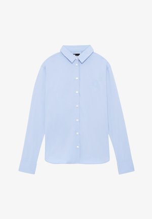 Camicia a maniche lunghe azzurro chiaro con colletto a bottoni, presenta un sottile motivo ricamato sul petto e bottoni bianchi lungo la parte anteriore.