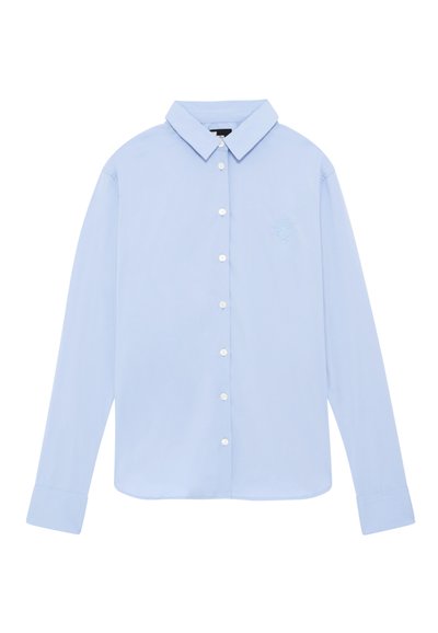 Jasnoniebieska koszula z długim rękawem z kołnierzykiem zapinanym na guziki, z subtelnym haftowanym wzorem na klatce piersiowej oraz białymi guzikami na przodzie.