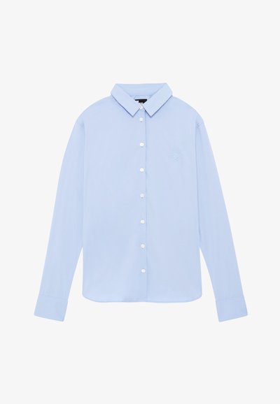 Jasnoniebieska koszula z długim rękawem z kołnierzykiem zapinanym na guziki, z subtelnym haftowanym wzorem na klatce piersiowej oraz białymi guzikami na przodzie.