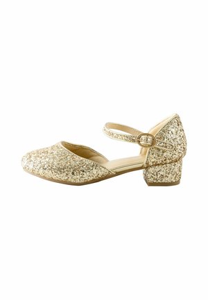 Gold funkelnder, flacher Schuh mit abgerundeter Spitze und Knöchelriemen mit kleiner goldener Schnalle, seitlich auf weißem Hintergrund gezeigt.