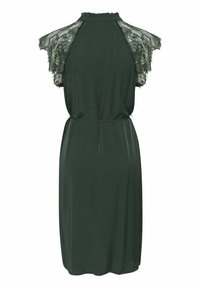 Tmavě zelené šaty s krajkovými akcenty na krátkých rukávech, hladkou texturou, zvýrazněným pasem a splývavou sukní. Volánkový detail na výstřihu.