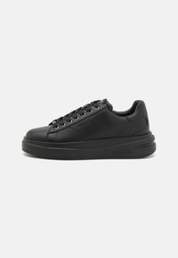 Svart lädersneaker med en slät yta, rund tå, platt sula och snörning framtill. Har logotypdetaljer och texturerade sidopaneler.