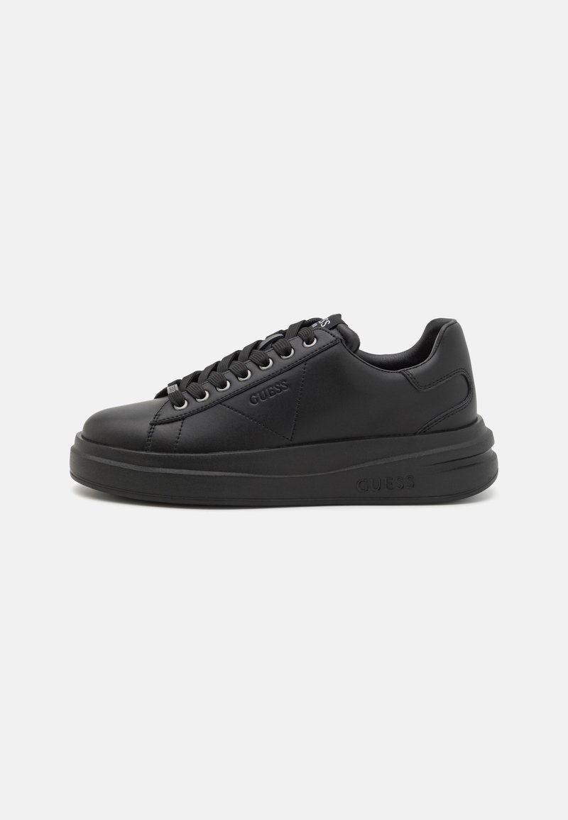 Svart lädersneaker med en slät yta, rund tå, platt sula och snörning framtill. Har logotypdetaljer och texturerade sidopaneler.
