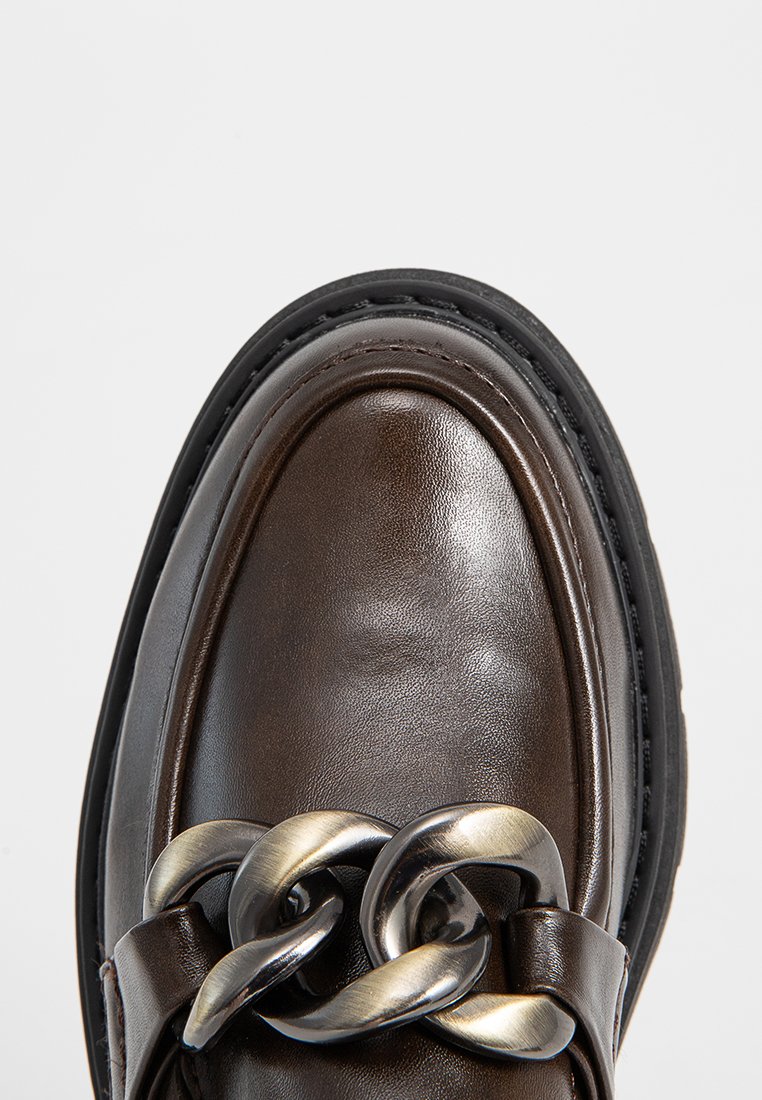 Mocassino in pelle marrone con finitura liscia, caratterizzato da un'elegante catena d'argento decorativa sulla tomaia e una suola in gomma.