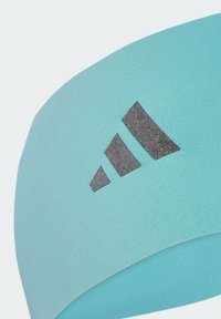 Jasnoniebieski sportowy opaska na głowę wykonana z elastycznego materiału, z ciemnoszarym logo Adidas, gładką fakturą i bezszwowymDesignem.