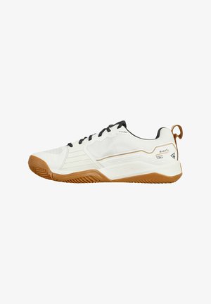 Weiße Sportschuhe mit einem strukturierten Mesh-Obermaterial, schwarzen Schnürsenkeln und einer Gummisohle. Sie haben einen seitlichen Streifen und eine Zuglasche an der Ferse.