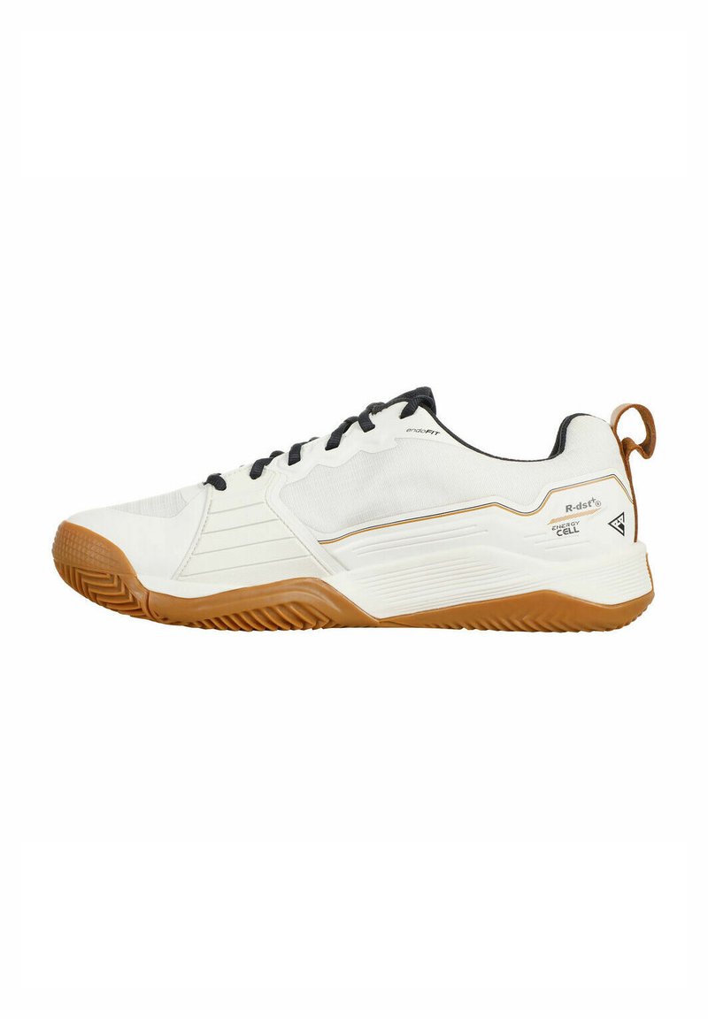 Scarpa sportiva bianca con tomaia in rete testurizzata, lacci neri e suola in gomma naturale, caratterizzata da una striscia laterale e un'etichetta sul tallone.