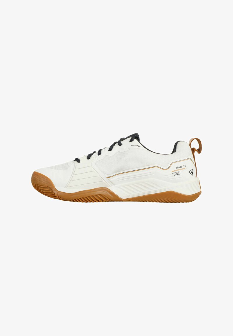 Weiße Sportschuhe mit einem strukturierten Mesh-Obermaterial, schwarzen Schnürsenkeln und einer Gummisohle. Sie haben einen seitlichen Streifen und eine Zuglasche an der Ferse.