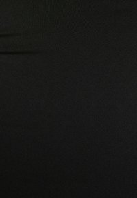 Tissu extensible noir avec une texture lisse, présentant un côtelé vertical. Le matériau semble léger et offre une apparence élégante.