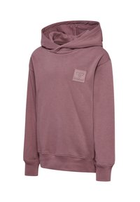 Sweat à capuche mauve avec manches longues, poignets et ourlet côtelés, et une petite étiquette logo embossée sur la poitrine gauche.