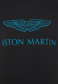Sudadera negra con un vibrante logo de Aston Martin en turquesa y diseño de alas, con líneas limpias y una textura suave.