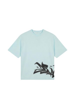 Maglietta a maniche corte azzurro chiaro con design di graffiti stilizzati neri lungo il lato inferiore destro.