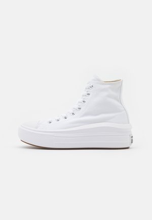 Weiße High-Top-Sneaker aus Canvas mit einer dicken weißen Gummisohle und mehreren silbernen Ösen für die Schnürsenkel. Klassisches Design mit einem klaren Look.