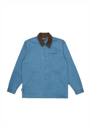 Veste en denim bleu avec un col en velours côtelé marron, fermeture à boutons sur le devant, deux grandes poches et broderie de logo discrète sur la poitrine.