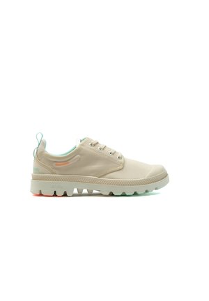 Basket beige avec une tige en textile texturé, des accents bleu clair, une semelle en caoutchouc avec des crampons, et une languette à l'arrière pour un enfilage facile.