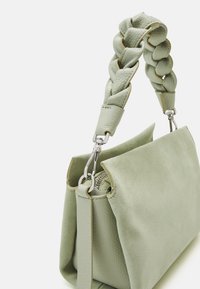 Borsa a mano verde in pelle con manico intrecciato, corpo testurizzato e hardware argentato. Presenta una chiusura con zip e una finitura morbida simile alla suede.