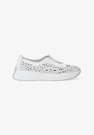 Weiße Slipper mit einer strukturierten Sohle. Verfügt über lasergravierte Blumenmuster entlang des Obermaterials und eine glatte Oberfläche. Akzentuiert mit dezenten grauen Details.
