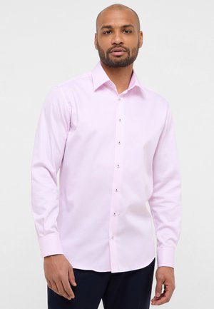 Helles rosa gestreiftes Hemd mit langen Ärmeln, Button-Down-Kragen und silbernen Knöpfen. Hat eine glatte Textur und eine taillierte Passform.