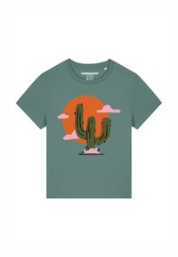 Groene katoenen t-shirt met een cartooncactus tegen een oranje zon met roze wolken. Korte mouwen en een ronde hals.