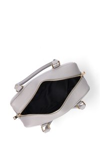 Borsa a tracolla in pelle grigia con superficie testurizzata, hardware dorato e apertura con zip che rivela un interno nero.